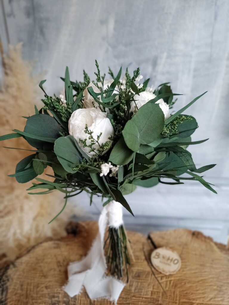 Zielono-biały bukiet ślubny z eukaliptusem i różami piwoniowymi