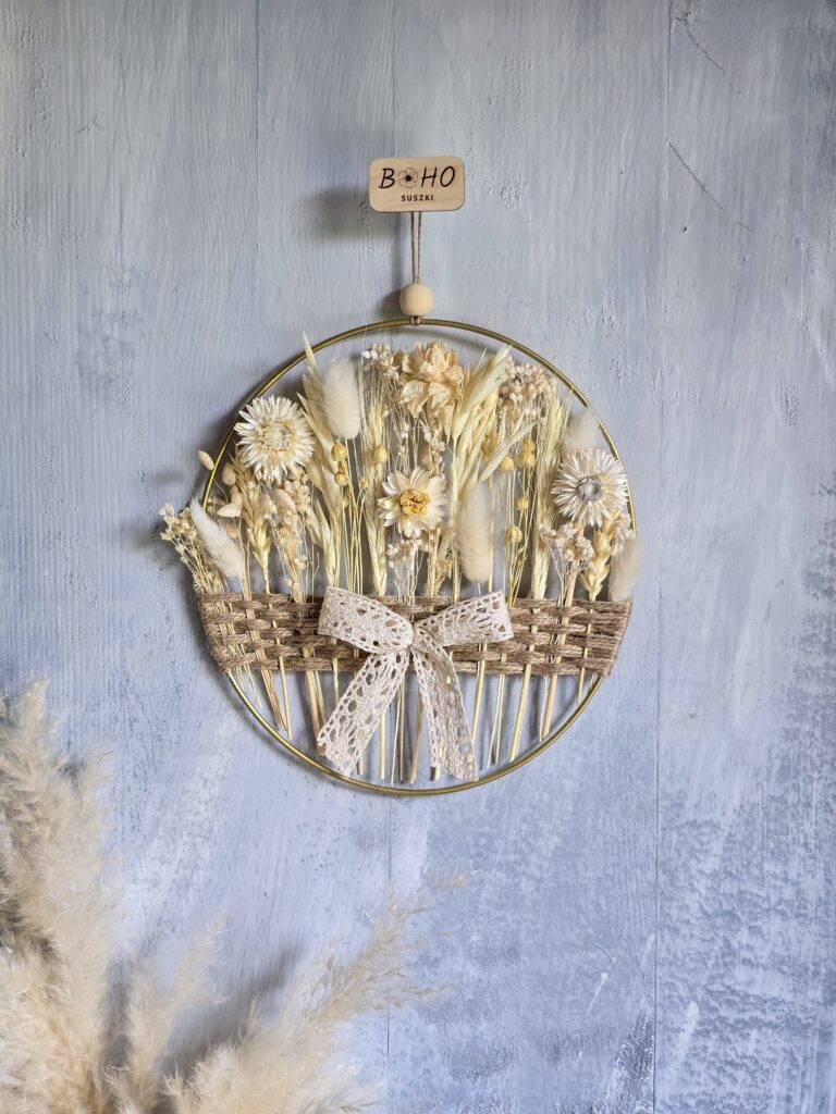 Kremowa boho dekoracja na ścianę z suszonych kwiatów