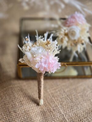 Butonierka ślubna z suszonych i stabilizowanych kwiatów w kolorach białym, kremowym, różowym i złotym