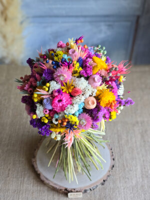 Kolorowy bukiet ślubny z suszonych kwiatów, traw i zbóż
