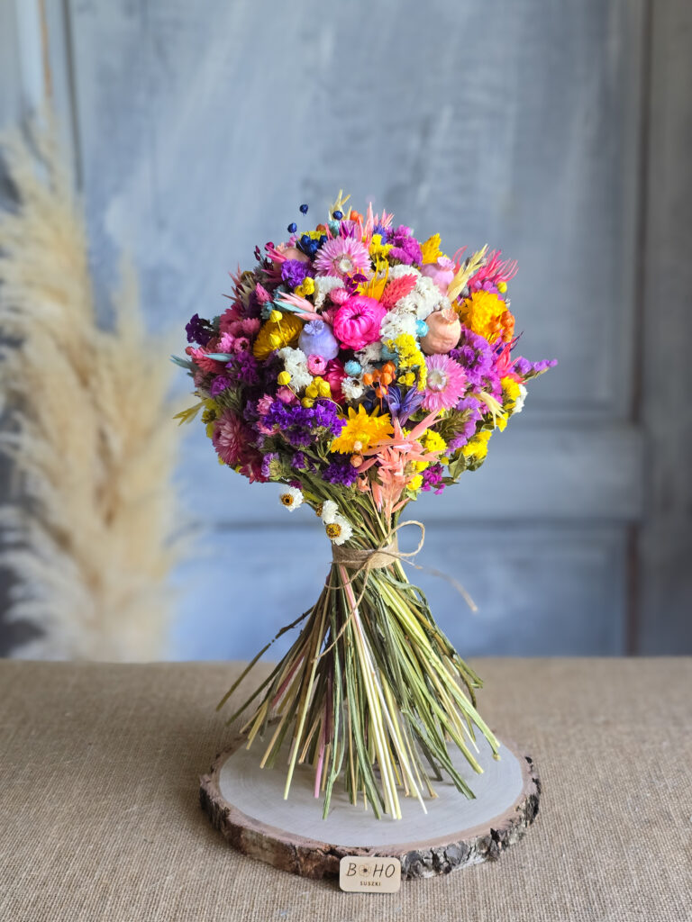 Kolorowy bukiet ślubny z suszonych kwiatów, traw i zbóż