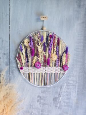 Rustykalna dekoracja ścienna - biała obręcz owinięta białym sznurkiem jutowym, ozdobiona suszonymi kwiatami w odcieniach kremu i fioletu