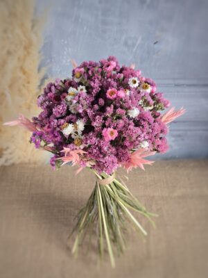 Rustykalny bukiet z suszonych kwiatów w odcieniach fioletu, różu i bieli