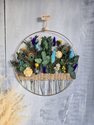 Dekoracja na ścianę z kwiatami i piórami pawia