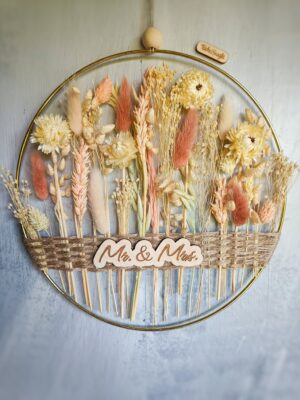 Złota obręcz ozdobiona sznurkiem jutowym i suszonymi kwiatami oraz grawerowanym napisem Mr & Mrs