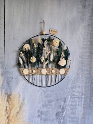 Elegancka dekoracja na ścianę z suszonymi kwiatami i eukaliptusem