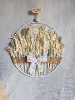 Obręcz ozdobiona sznurkiem jutowym, suszonymi kwiatami w odcieniach kremu i szarości oraz koronkową kokardką