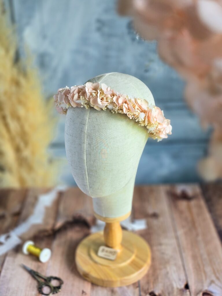 Wianek na głowę z suszonych kwiatów w kolorze kremu, bieli i różu