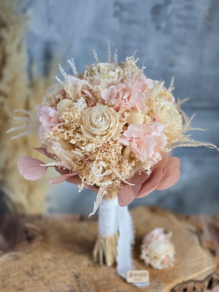 Różowo-kremowy bukiet ślubny z suszonych kwiatów i dopasowana butonierka