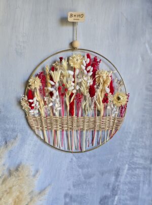 Dekoracja ścienna w stylu boho z suszonymi kwiatami w kolorze białym, kremowym i czerwonym