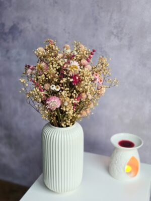 Bukiet z gipsówki i suszonych kwiatów - rustykalna dekoracja stołu