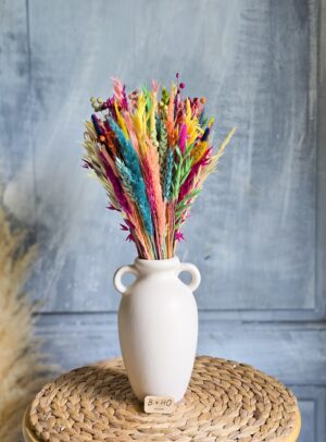 Kolorowy bukiet z suszonych kwiatów, traw i zbóż w białym wazonie