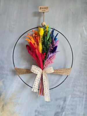 Obręcz z bukietem suszonych kwiatów w kolorach tęczy