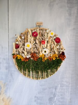 Dekoracja na ścianę wypełniona suszonymi kwiatami imitująca łąkę