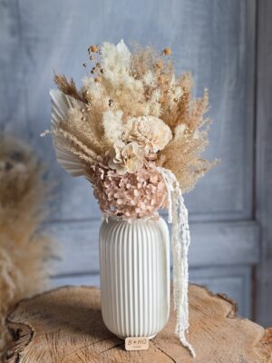 Elegancka boho kompozycja z suszonych kwiatów w białym wazonie