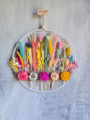 Kolorowa dekoracja ścienna z suszonymi kwiatami