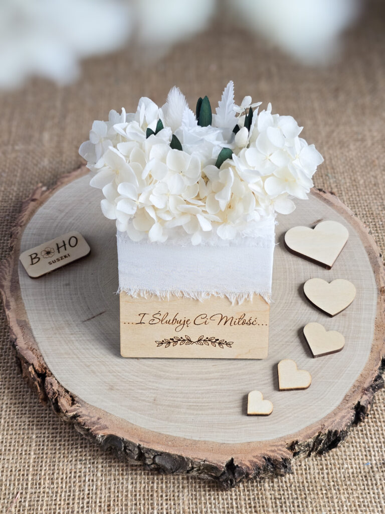 Butonierka ślubna z suszonych i stabilizowanych kwiatów z wygrawerowanym napisem I Ślubuję Ci Miłość