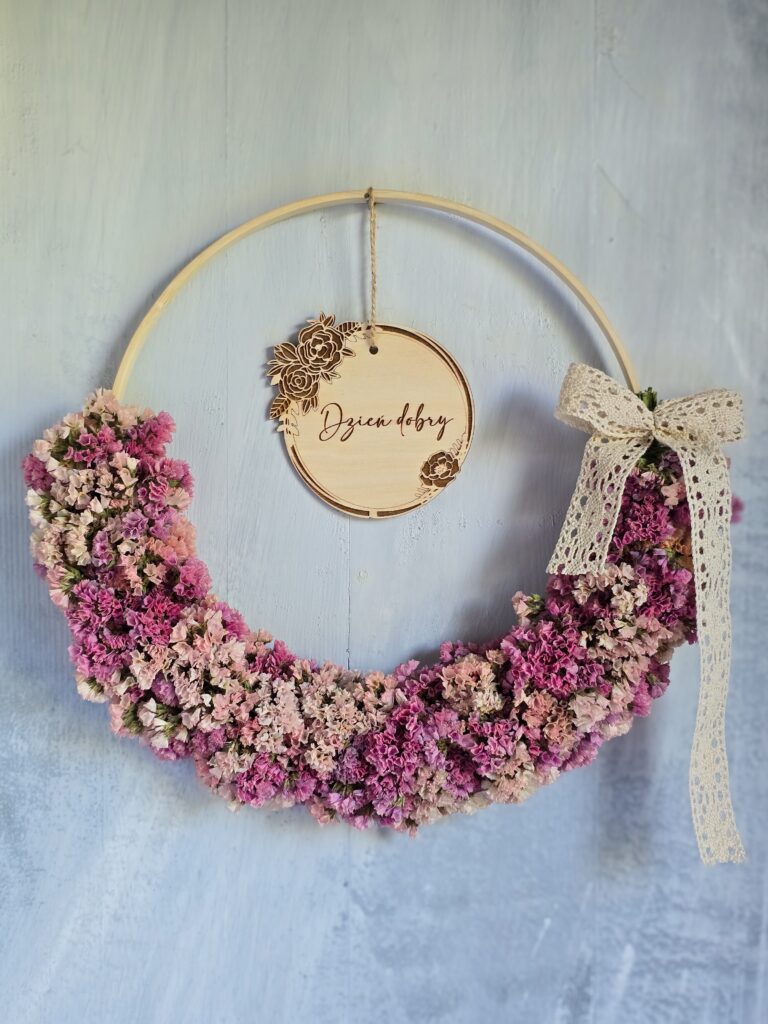 Wianek z suszonego zatrwianu w odcieniach różu i fioletu z zawieszką z grawerem Dzień dobry