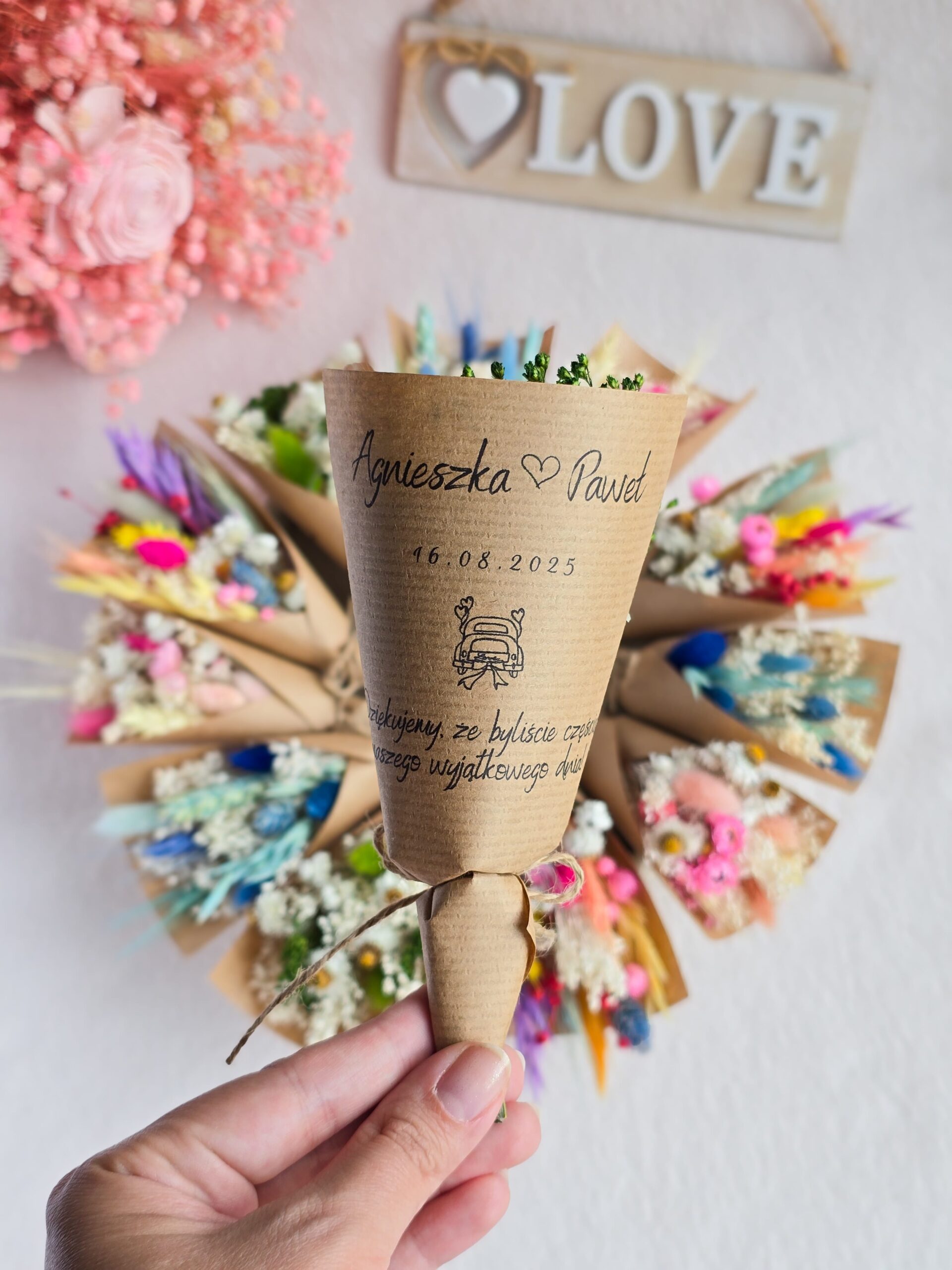 Mini bukiecik z suszonych kwiatów owinięty w papier kraft z personalizowanym nadrukiem Agnieszka serce Paweł, data ślubu, Dziękujemy że byliście częścią naszego wyjątkowego dnia