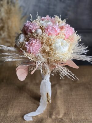 Bukiet ślubny z suszonych i stabilizowanych kwiatów w eleganckim stylu boho w odcieniach różu, kremu, bieli i złota