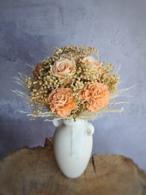 Bukiet z kremowej gipsówki i brzoskwiniowych róż