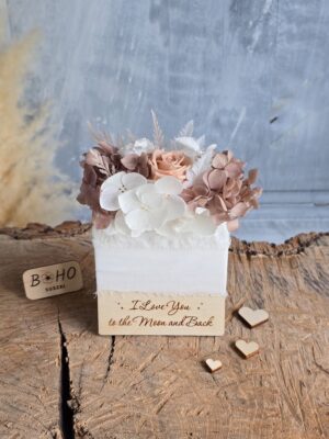 Butonierka ślubna w stylu boho z wygrawerowanym napisem I Love You to the Moon and Back