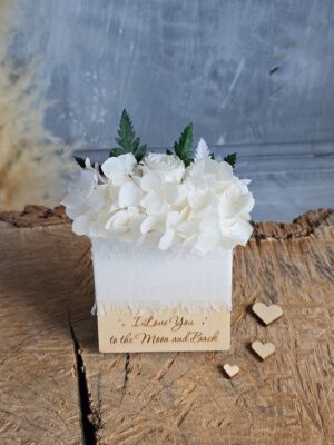 Butonierka ślubna na drewnianej bazie z grawerem I Love You to the Moon and Back