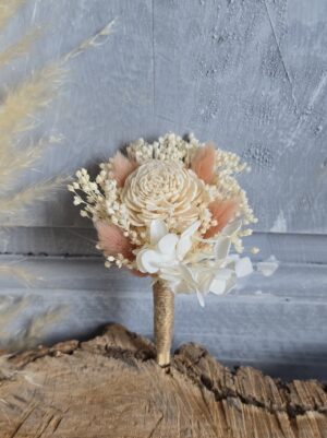 Butonierka ślubna z suszonych kwiatów w kolorach białym, kremowym i brudnym różowym