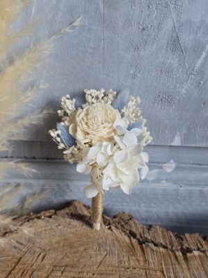 Butonierka ślubna z suszonych kwiatów w kolorach białym, kremowym i niebieskim