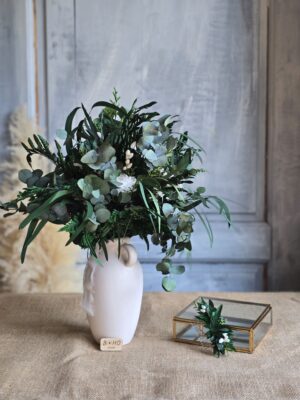 Zielono-biały bukiet ślubny i grzebień do włosów ze stabilizowanych kwiatów i roślin - eukaliptus, paproć, goździki