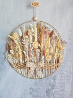 Dekoracja boho na ścianę do salonu i sypialni - obręcz z suszonymi kwiatami w kolorach beżowym i brązowym