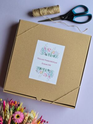 Kreatywny zestaw DIY zapakowany w pudełko z personalizowaną etykietą