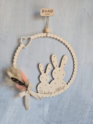 Boho drewniany wianek wielkanocny z zającami i z suszonymi kwiatami - pudrowy róż