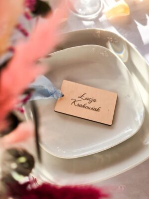 Prostokątna drewniana winietka ślubna z grawerem i wstążką szyfonową