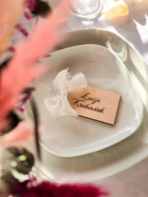 Zaokrąglona winietka ślubna z grawerem i wstążką szyfonową