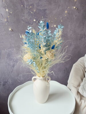 Bukiet suszonych kwiatów niebiesko - kremowy