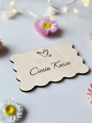 Drewniane winietki komunijne z grawerem - motyw gołębicy