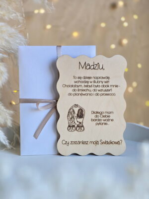 Drewniana kartka z prośbą o świadkowanie dla niej - Czy zostaniesz moją Świadkową?