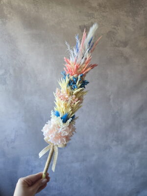 Palma wielkanocna z suszonych kwiatów, różowo-niebieska