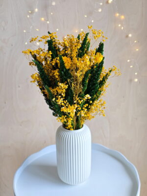 Wiosenny bukiet do wazonu, Zielono-żółta dekoracja stołu