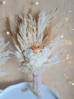 Bukiet ślubny boho z różami i trawami pampasowymi - lekki i romantyczny