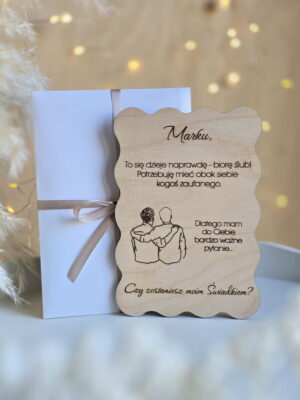 Drewniana kartka z prośbą o świadkowanie dla niego - Czy zostaniesz moim Świadkiem