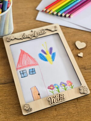 Personalizowana ramka na rysunki dziecka - dekoracja do pokoju dziewczynki z imieniem